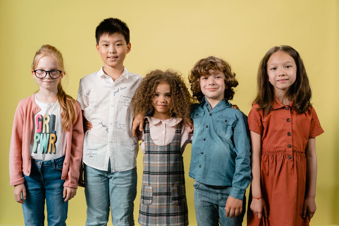 Vielfältige Gruppe von Kindern, die gemeinsam lächeln