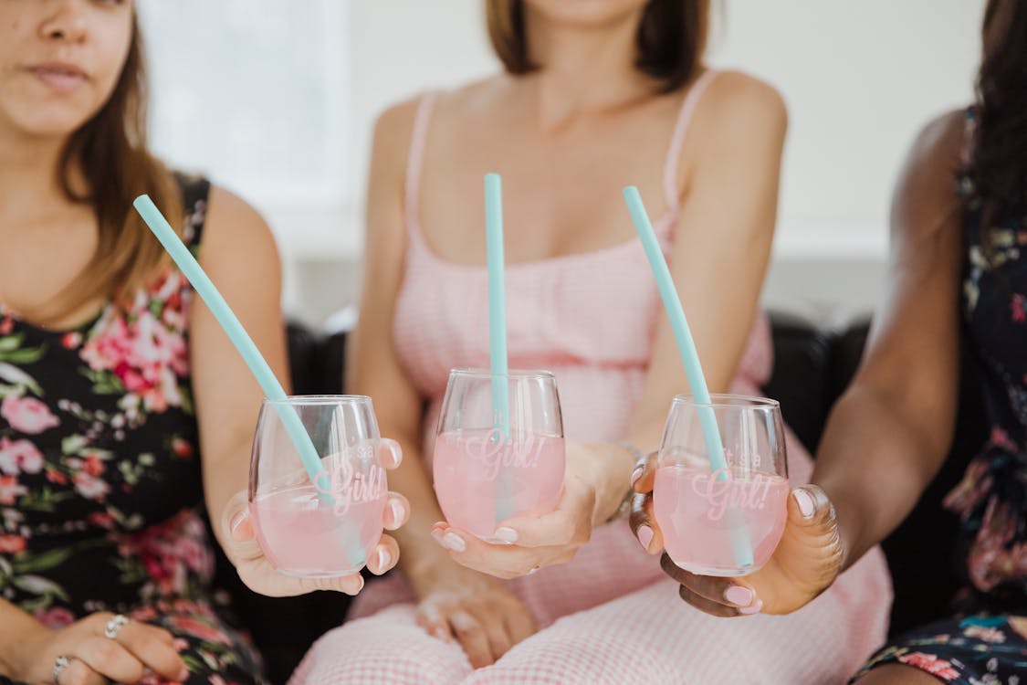 Schwangere Frau feiert Babyparty mit Freundinnen