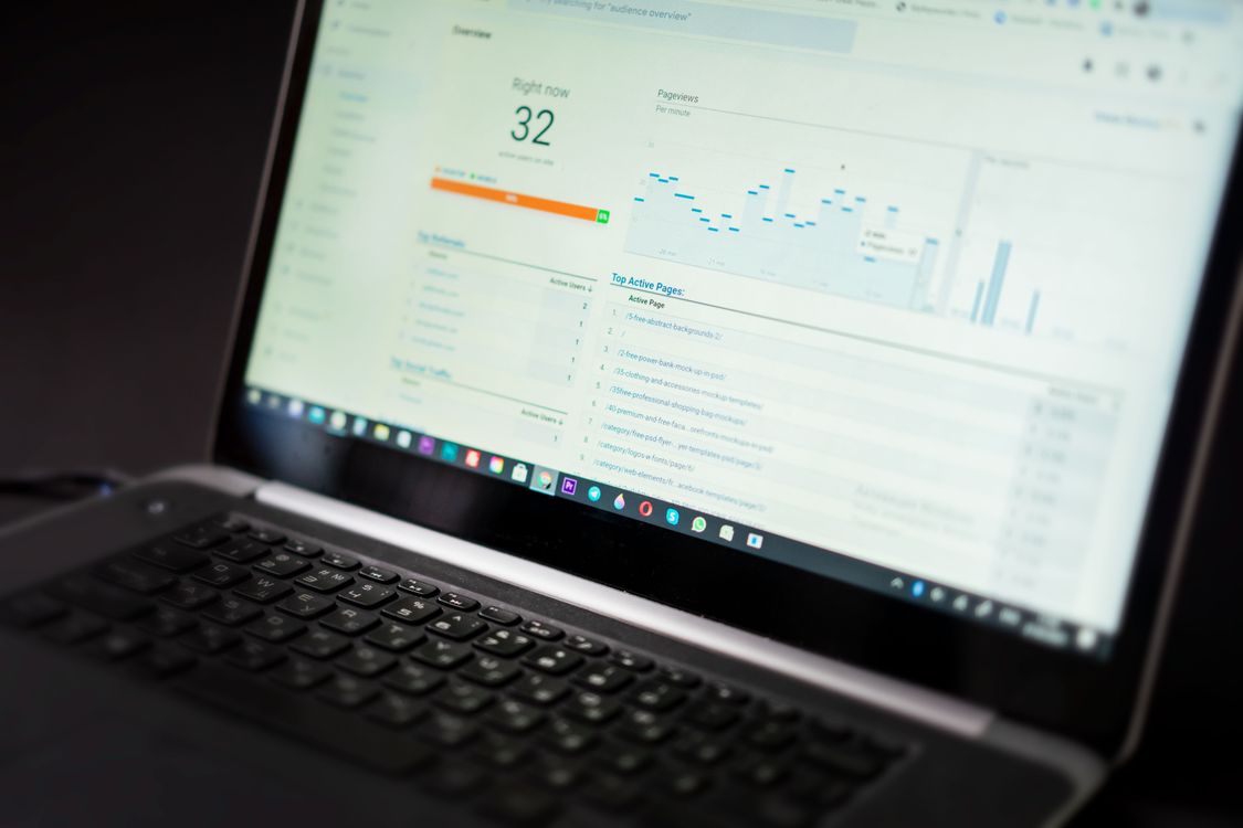 Laptop mit einem Analytics-Dashboard voller Grafiken