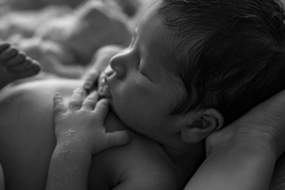 Ein neugeborenes Baby schläft ruhig