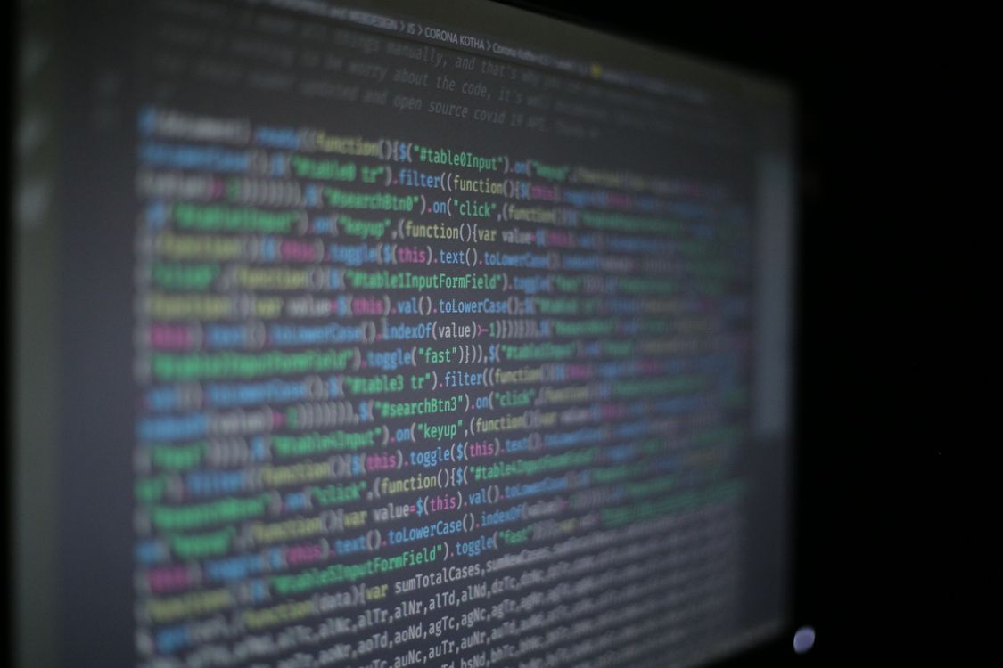 Programmcode auf einem Laptop, Sinnbild für das Feinabstimmen eines Stilmodells