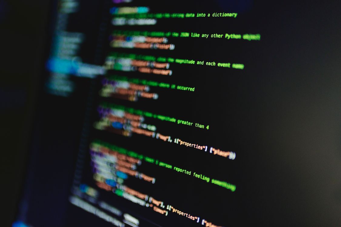 Farbiger Programmcode auf einem Bildschirm, Sinnbild für die Ebene unter der KI-Bildgenerierung