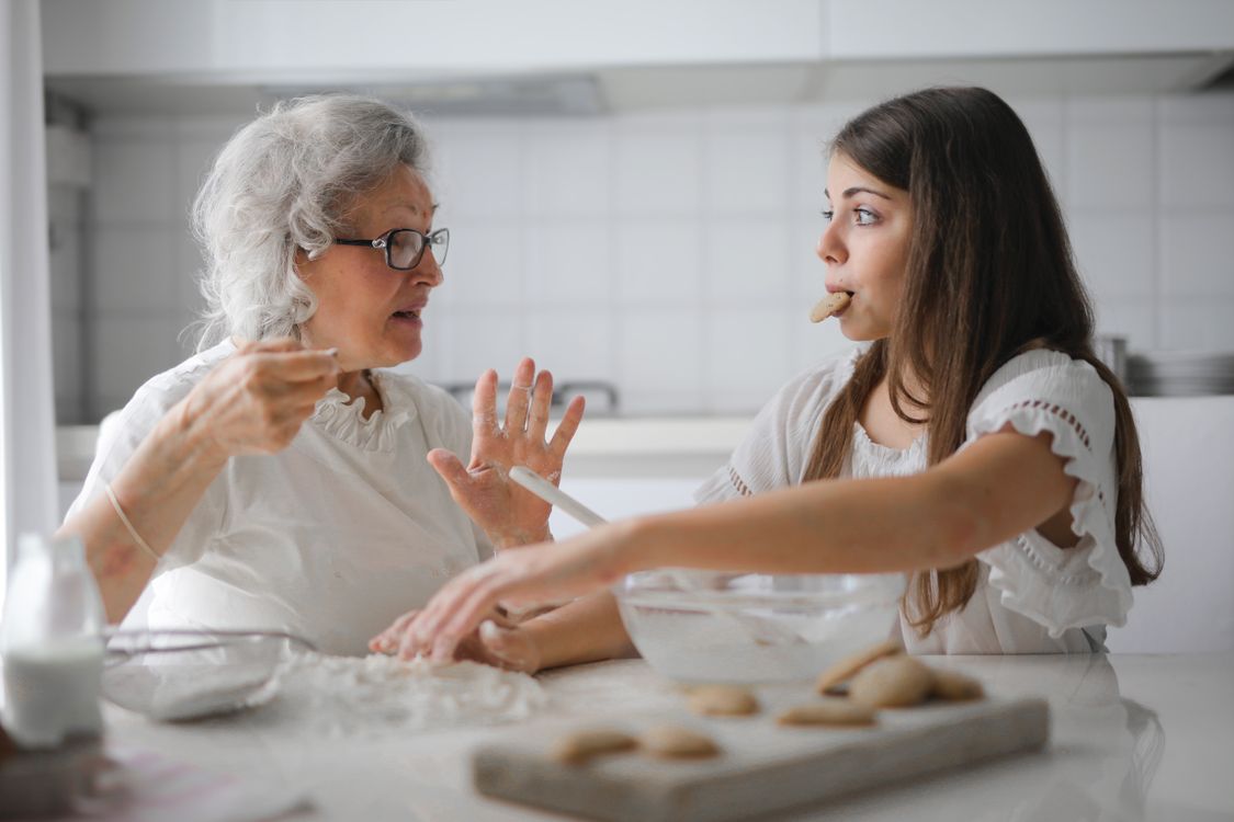 Oma und Enkelin im Gespräch in der Küche
