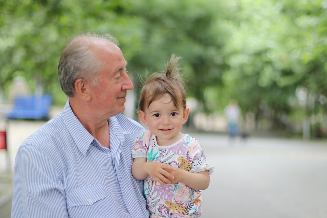 Opa mit seinem Enkelkind im Park