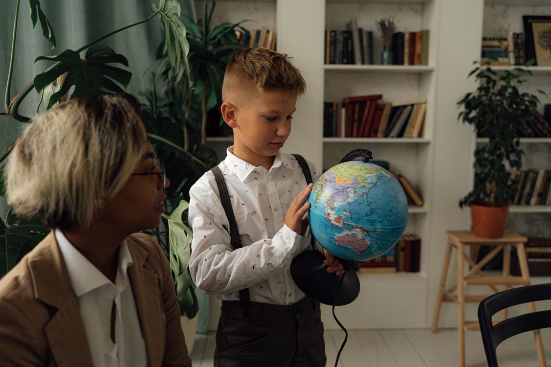 Zwei Kinder stehen aufmerksam im Klassenzimmer
