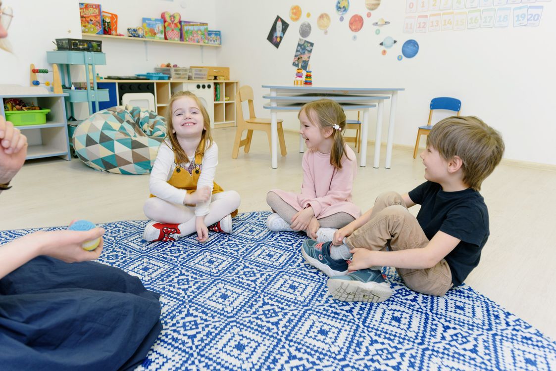 Eine Gruppe Kinder spielt gemeinsam